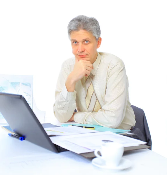 O homem de negócios na idade de trabalha para o computador portátil. Isolado sobre um fundo branco . — Fotografia de Stock