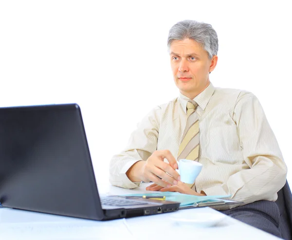 The businessman at the age of works for the laptop. Isolated on a white background. — Stock Photo, Image