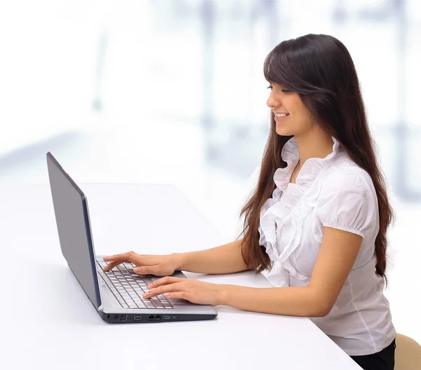 De prachtige zakenvrouw met de computer — Stockfoto