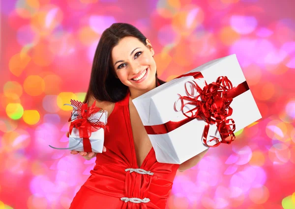 Hermosa chica con regalos de Navidad . — Foto de Stock