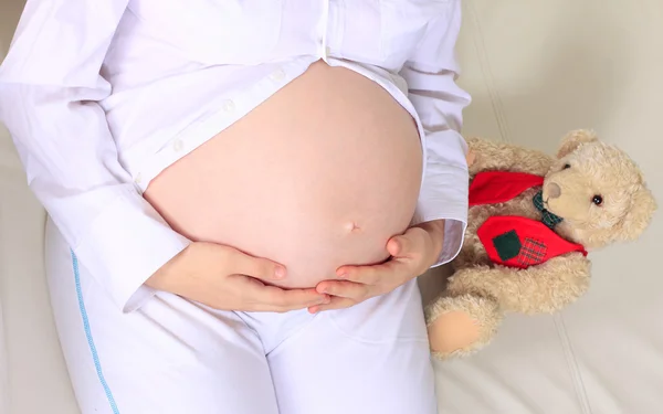 Jonge mooie zwangere vrouw — Stockfoto