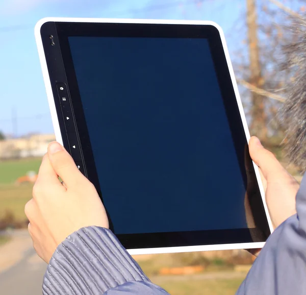 Mains féminines tenant une tablette tactile gadget d'ordinateur avec écran isolé — Photo