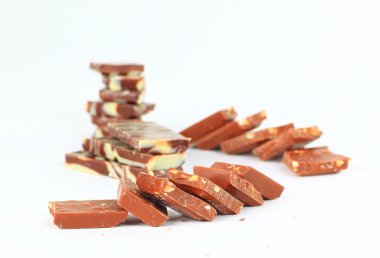 Beyaz arkaplanda izole edilmiş çikolata çubukları