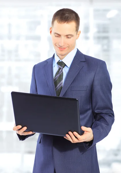 Jeune entreprise dans le bureau . — Photo