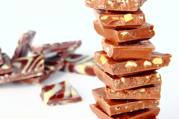 Barras de chocolate aisladas sobre fondo blanco — Foto de Stock