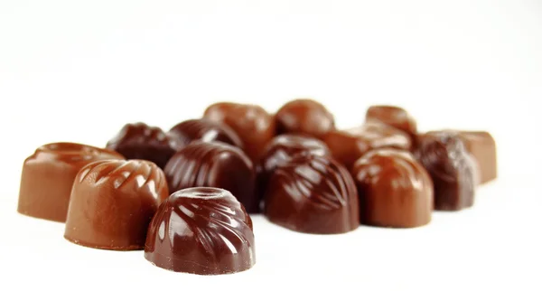 Zbliżenie brązowy czekolada cukierki tło — Zdjęcie stockowe
