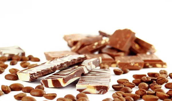 甘いチョコレート菓子と白い背景で隔離のコーヒー豆 — ストック写真