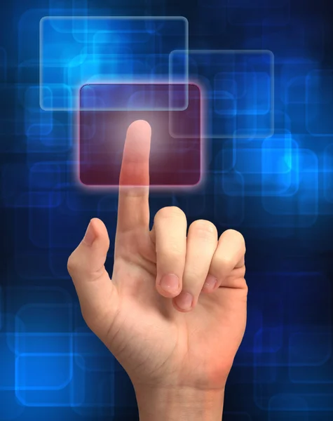 Zakenman hand indrukken van een knop op een touch-screen interface — Stockfoto