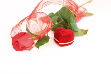 bir gül ve yüzük kutusu