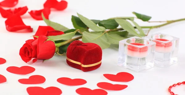 Una rosa y una caja con anillos —  Fotos de Stock