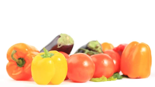 Sammansättning med råa grönsaker och korg korgar isolerade på wh — Stockfoto