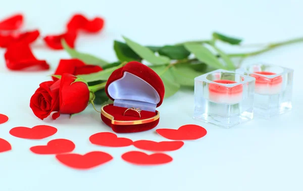 Růže a box s kroužky — Stock fotografie