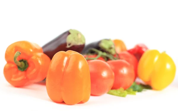 Фон со свежими спелыми овощами на белом — стоковое фото