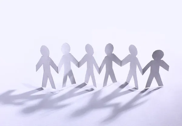 Kağıt bebek takımı el ele tutuşuyor.