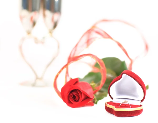 Uma rosa e uma caixa com anéis — Fotografia de Stock