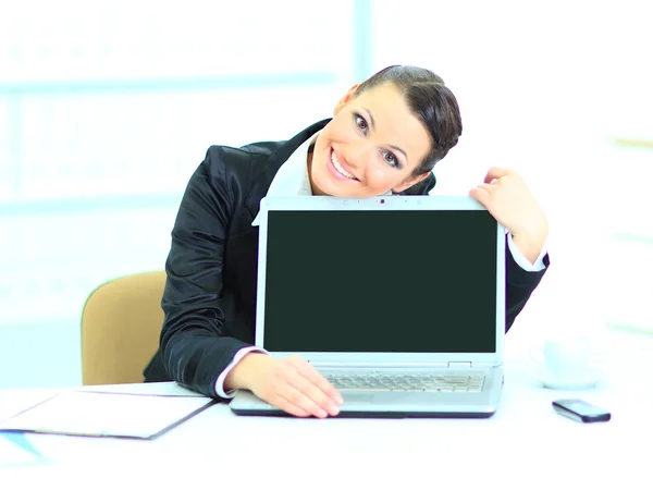 Hermosa mujer de negocios en la oficina, presentación de la computadora portátil . — Foto de Stock