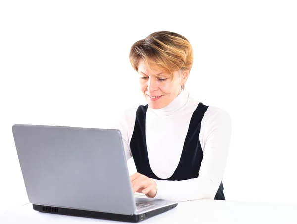 Mulher de negócios bonita e encantadora para um laptop . — Fotografia de Stock