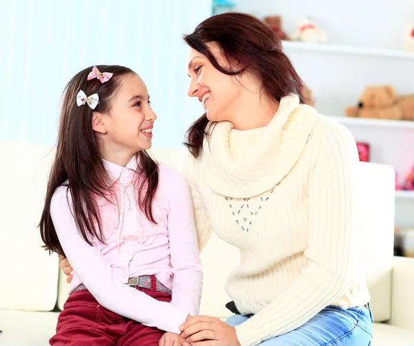 La madre con la figlia a casa . — Foto Stock