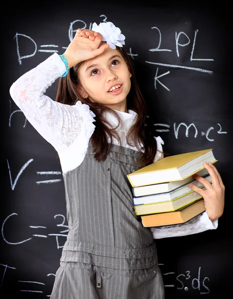 Het kleine meisje besluit om wiskundige vergelijkingen. — Stockfoto