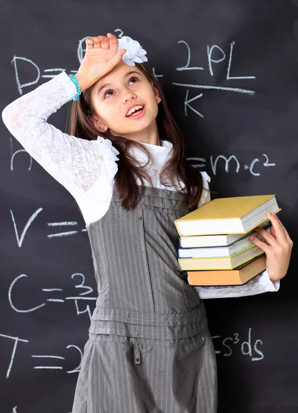 Het kleine meisje besluit om wiskundige vergelijkingen. — Stockfoto