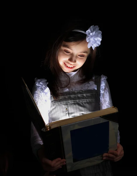 Το κορίτσι βρήκε ένα υπέροχο βιβλίο. — Φωτογραφία Αρχείου