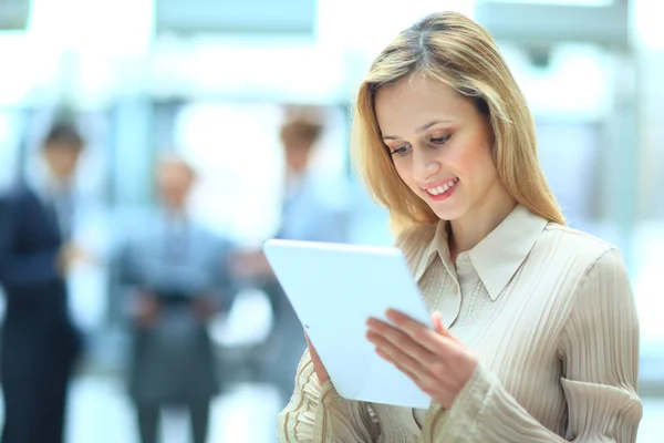 Mujer de negocios guapo utilizando su tableta digital — Foto de Stock