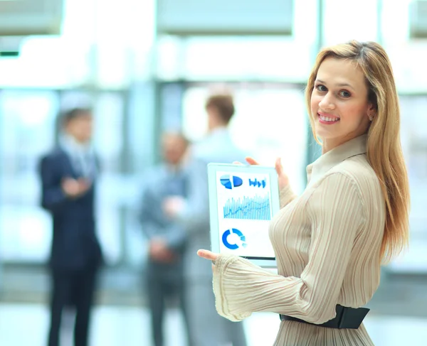 Mujer de negocios guapo utilizando su tableta digital — Foto de Stock