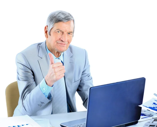 A businessman aged, his thumb up. Isolated on a white background. — Stock Photo, Image