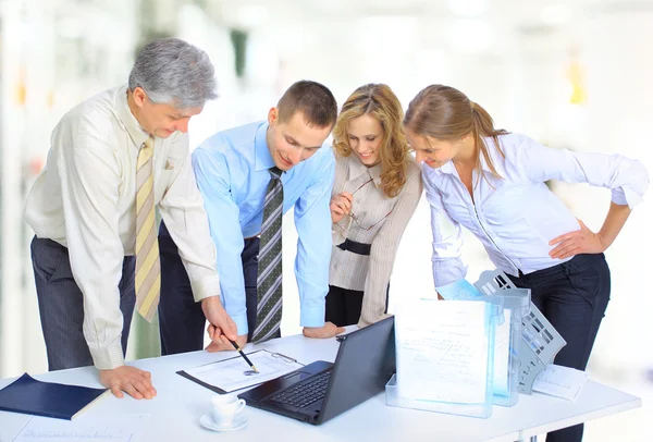 Grupo de empresários a conclusão da transacção . — Fotografia de Stock