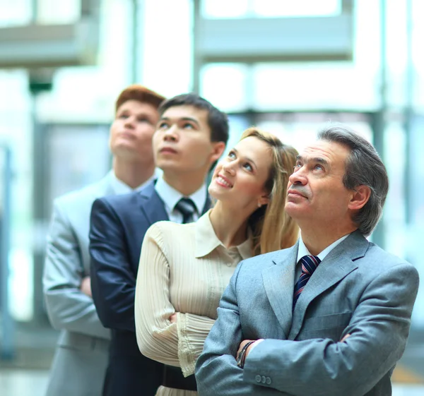 Glücklich lächelndes Business-Team steht in einer Reihe im Büro — Stockfoto