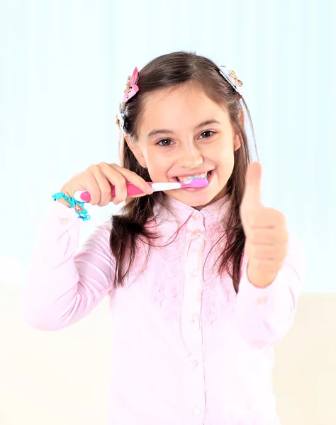 La niñita cepillándose los dientes . —  Fotos de Stock