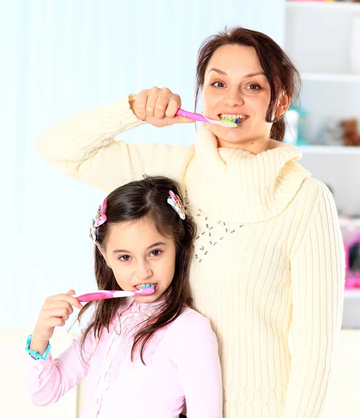 Madre e figlia lavarsi i denti . — Foto Stock