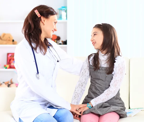 Het kleine meisje met haar moeder deelgenomen aan artsen. — Stockfoto