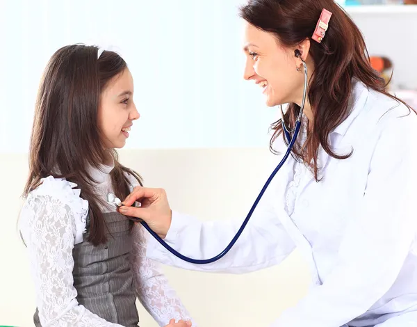 Het kleine meisje met haar moeder deelgenomen aan artsen. — Stockfoto