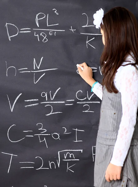 The little girl decides to mathematical equations. — Stock Photo, Image