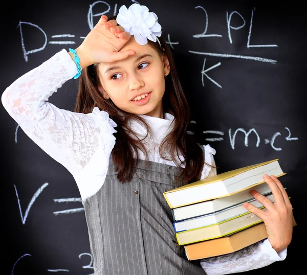 The little girl decides to mathematical equations. — Stock Photo, Image