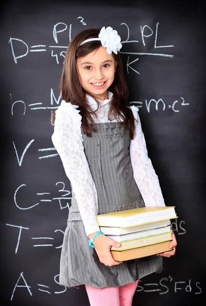 Das kleine Mädchen entscheidet sich für mathematische Gleichungen. — Stockfoto