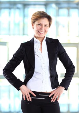 güzel ve çekici bir iş kadını.