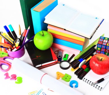 Telif alanı ile beyaz üzerine izole okul kırtasiyesi