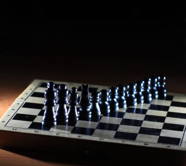 parlak satranç tahtası üzerinde satranç figürleri ile kompozisyon