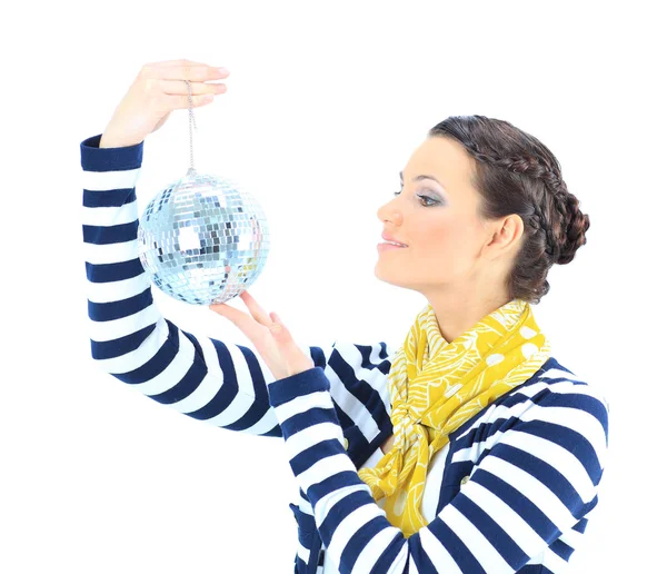 Hermosa chica con una esfera de espejo sobre un fondo blanco . —  Fotos de Stock