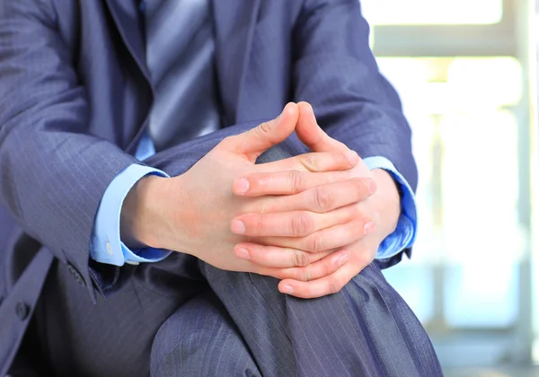 The businessman, crossed his fingers and laid it on his knee. — Stock Photo, Image