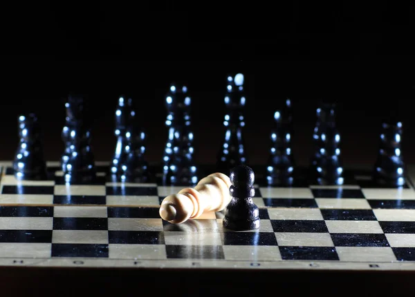 Összetétele a sakkfigurák sakktáblán fényes — Stock Fotó