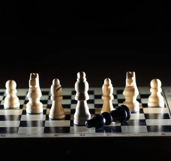 Composizione con scacchi su scacchiera lucida — Foto Stock