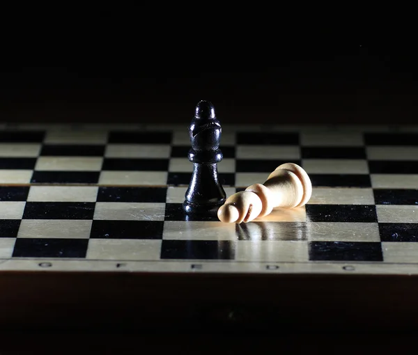 Složení s figurami na lesklý šachovnice — Stock fotografie