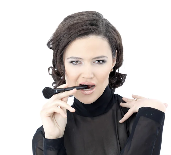 Schöne Frau mit Make-up-Pinsel in der Nähe ihres Gesichts - isoliert auf wh — Stockfoto