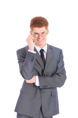 Beyaz bir arka plan üzerinde izole genç yakışıklı işadamı.