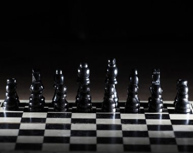 parlak satranç tahtası üzerinde satranç figürleri ile kompozisyon