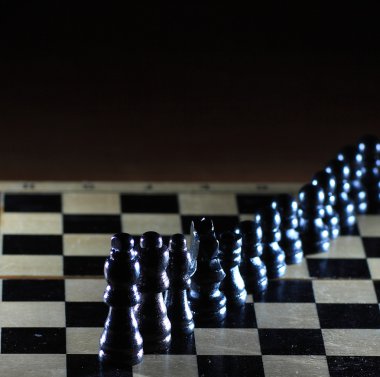 parlak satranç tahtası üzerinde satranç figürleri ile kompozisyon