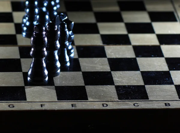 Composition avec des échecs sur un échiquier brillant — Photo